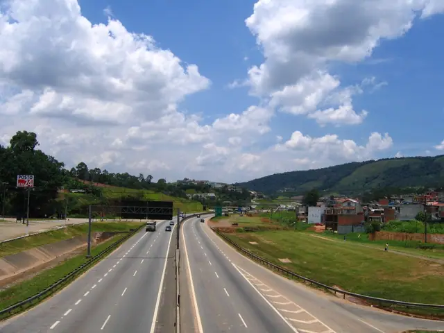 Trecho da Rodovia Anhanguera com pista marginal e acesso urbano