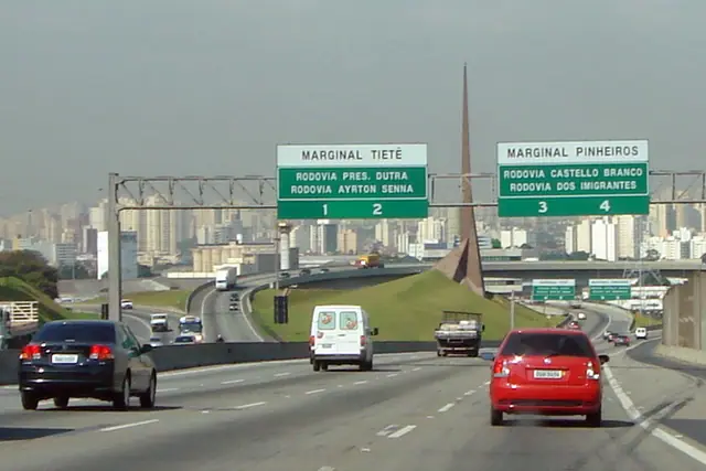 Pista de alta capacidade da Rodovia dos Bandeirantes com três faixas por sentido