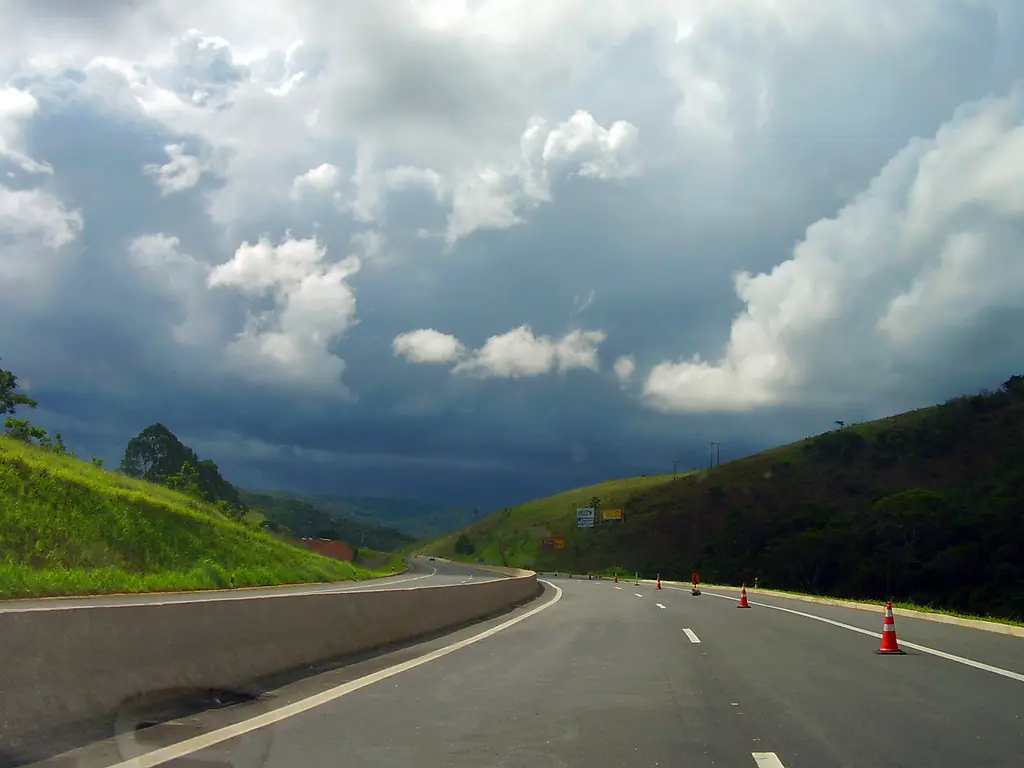 Rodovia federal em região de cerrado com pista simples e acostamento