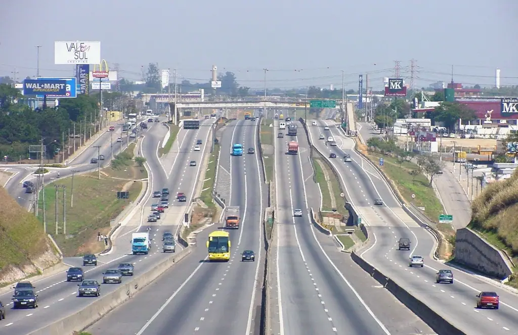 Rodovia de pista simples no planalto sul com neblina ao amanhecer