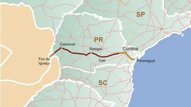 Rodovia BR-277 em trecho de serra com curvas e mata dos dois lados