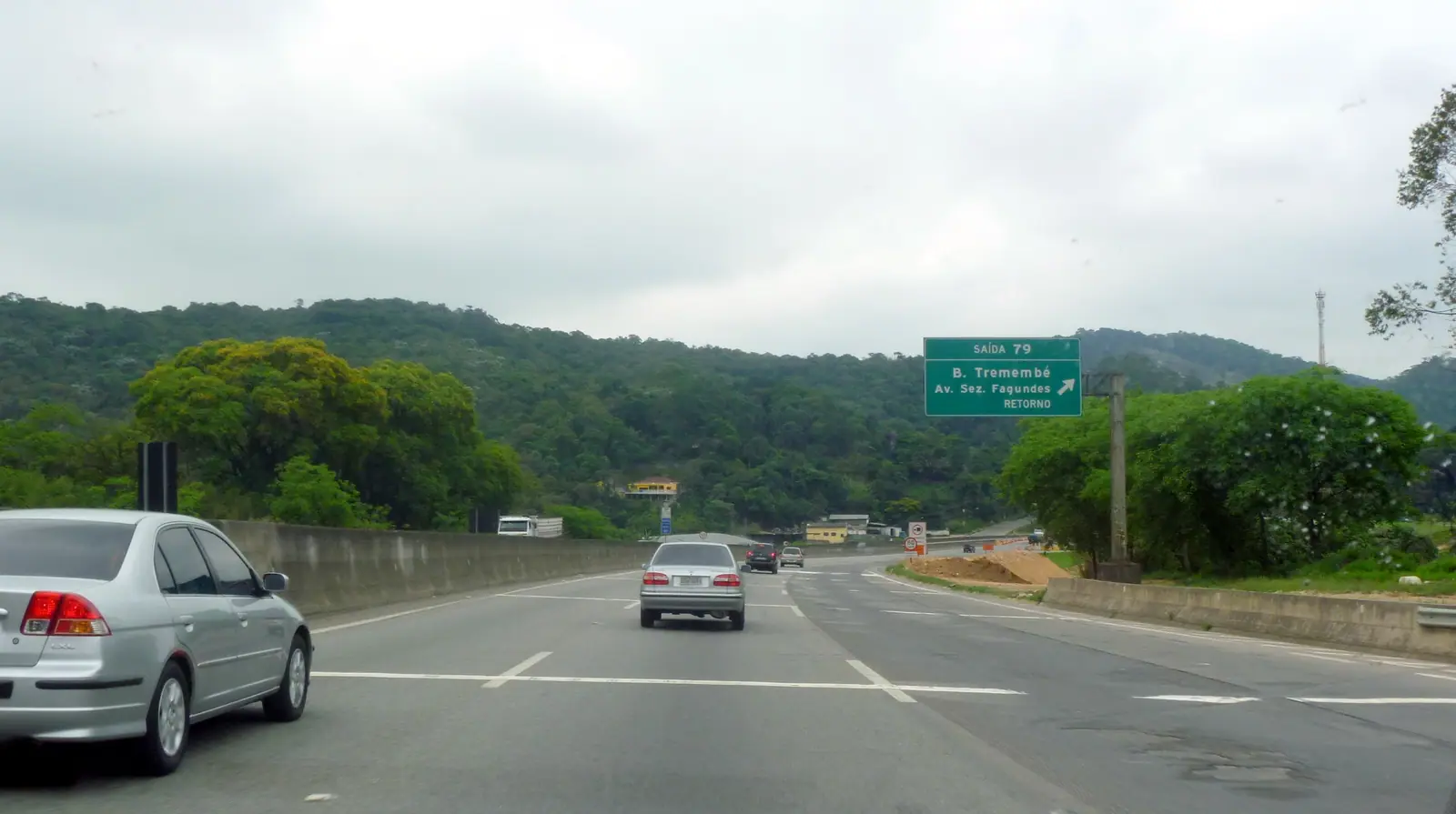 Rodovia duplicada em região de serra com faixa adicional na subida
