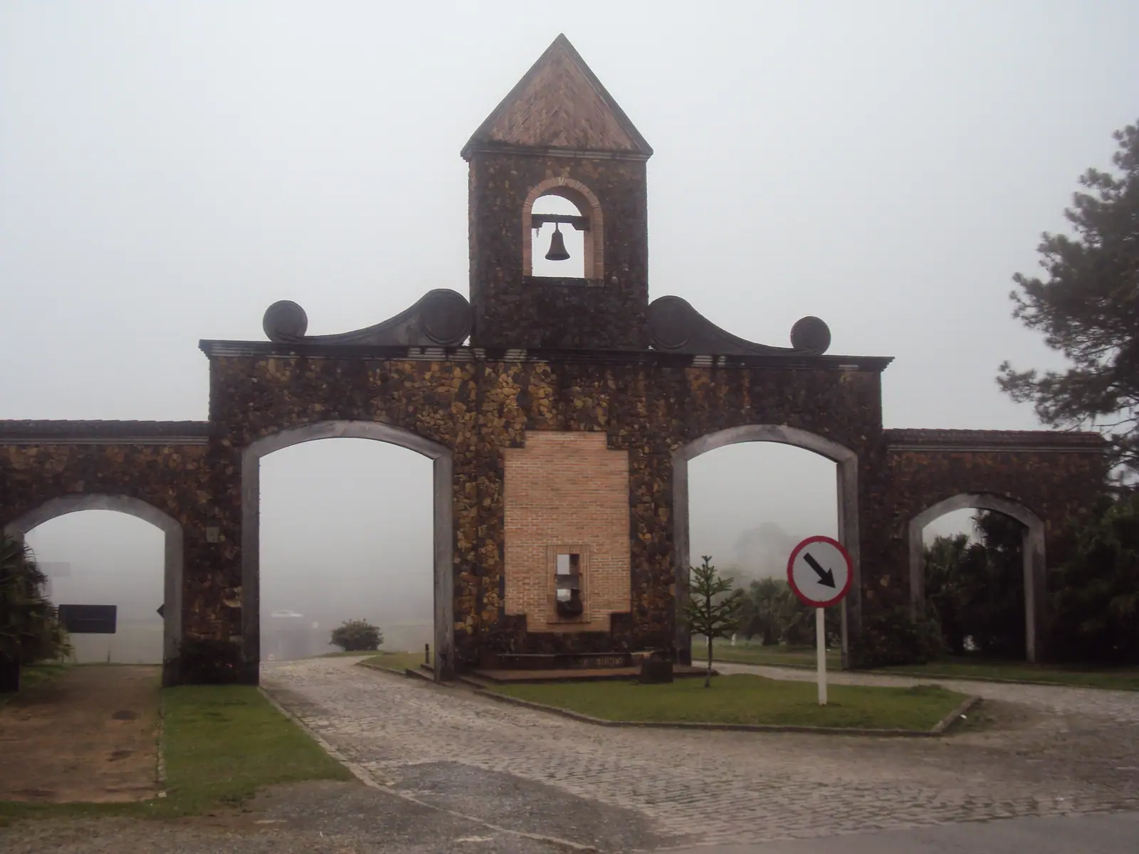 Trecho de piso de pedra da Estrada da Graciosa entre mata fechada