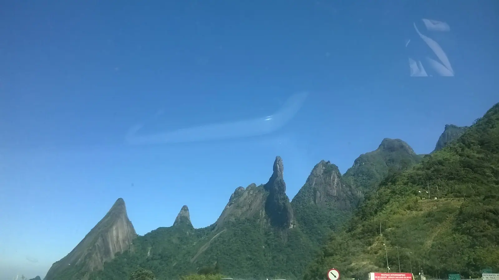 Curva da Serra de Petrópolis com neblina baixa e defensa metálica
