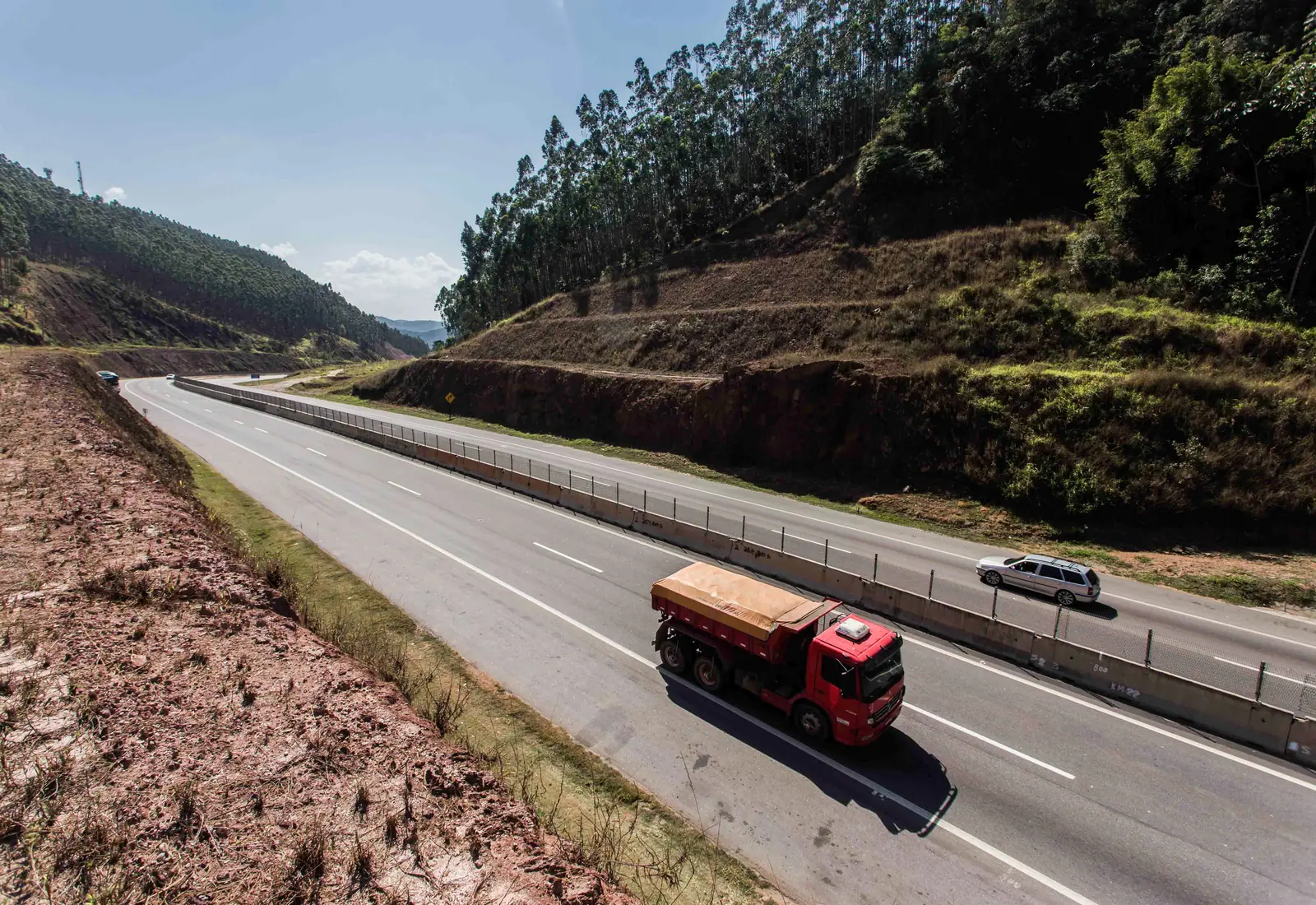 Rodovia de serra com túnel e pista duplicada descendo para o litoral