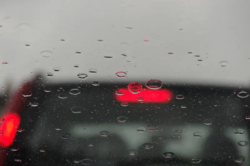 Viajar de carro na chuva: aquaplanagem, visibilidade e ritmo