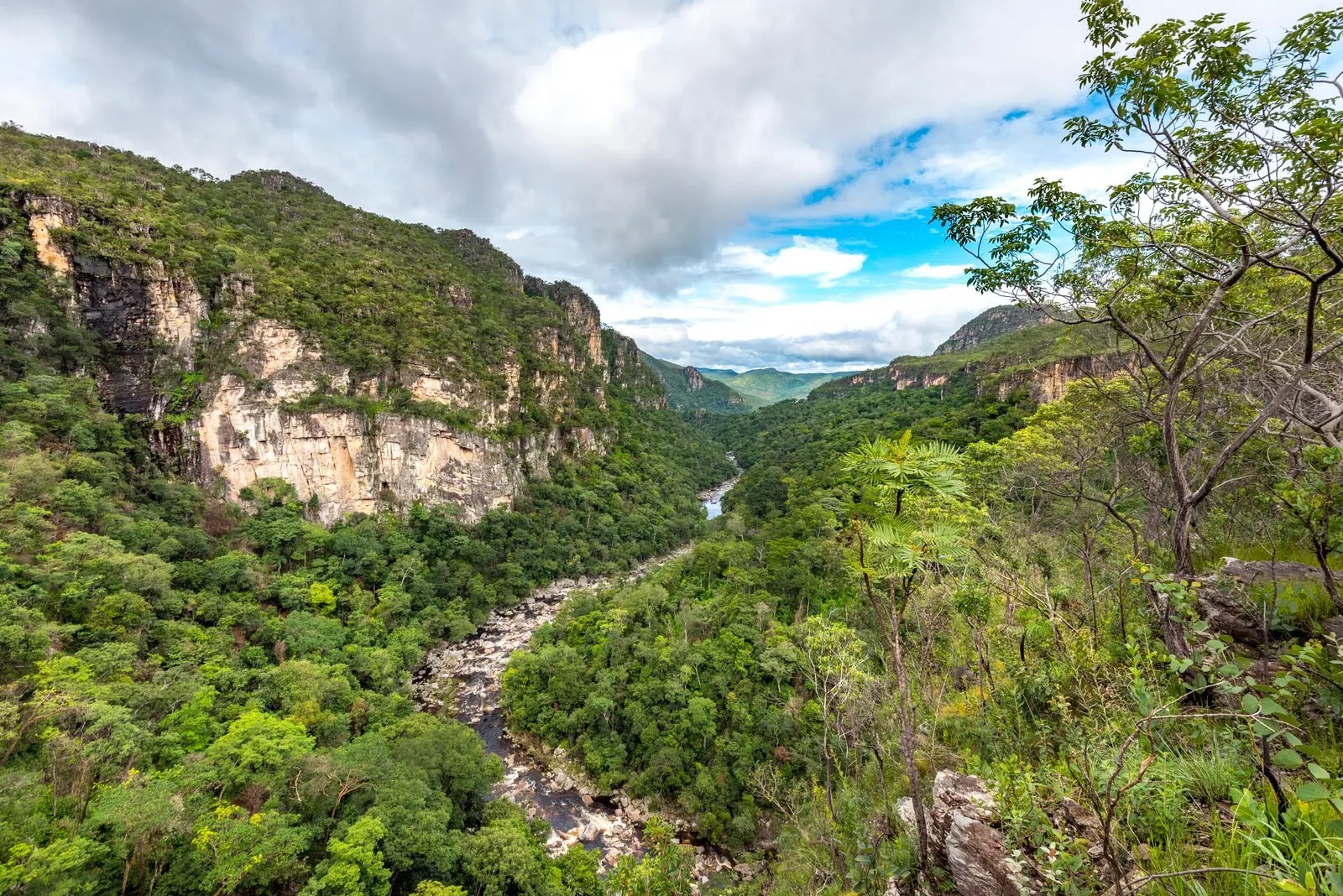 Formação rochosa em trilha na Chapada dos Veadeiros, Goiás