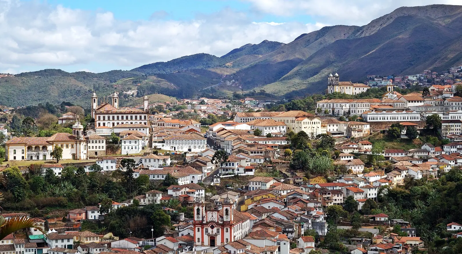 Ladeira de pedra com casario colonial em Ouro Preto, Minas Gerais