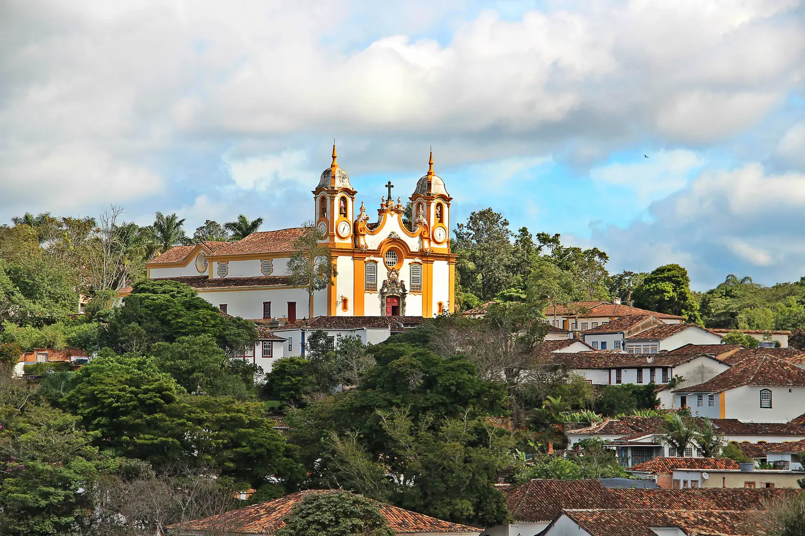 Estrada de terra entre morros da Serra do Espinhaço, em Minas Gerais