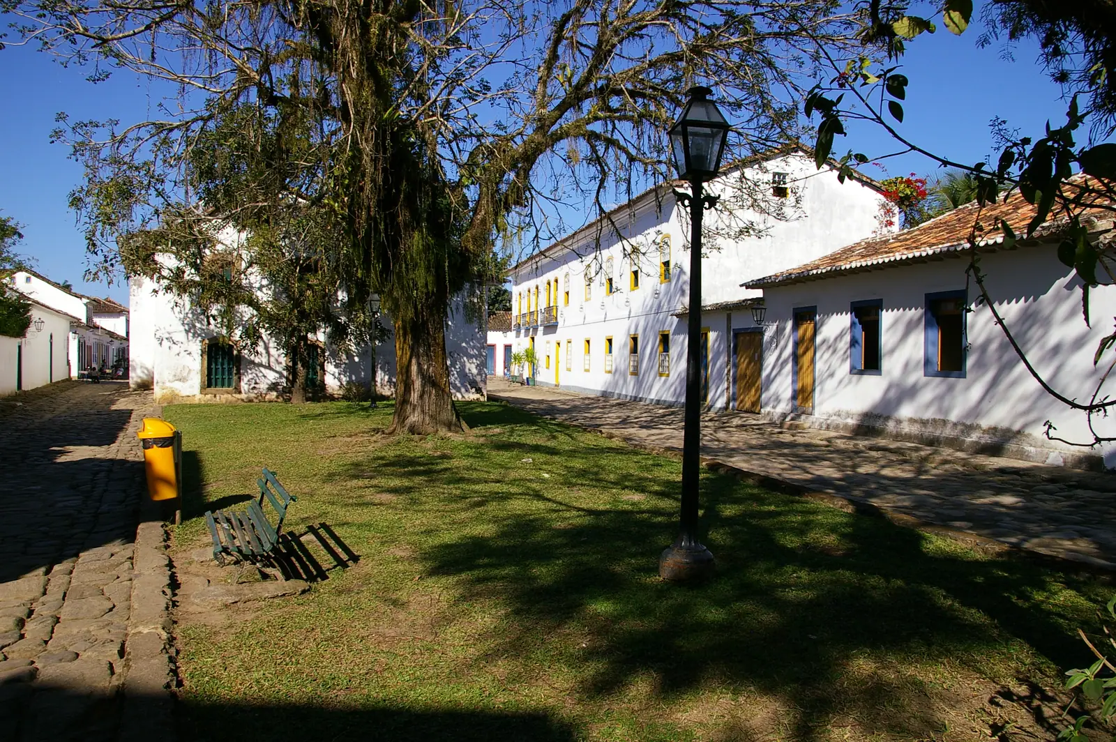 Barco atracado em frente a casario colonial de Paraty, no Rio de Janeiro