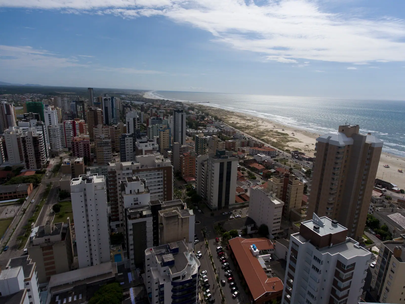 Praia do litoral norte gaúcho vista de um dos morros de Torres