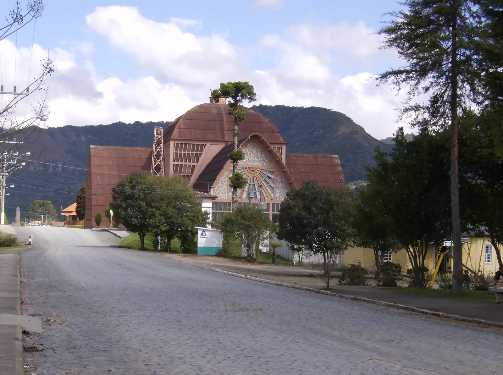 Estrada de terra entre montanhas na serra catarinense com neblina